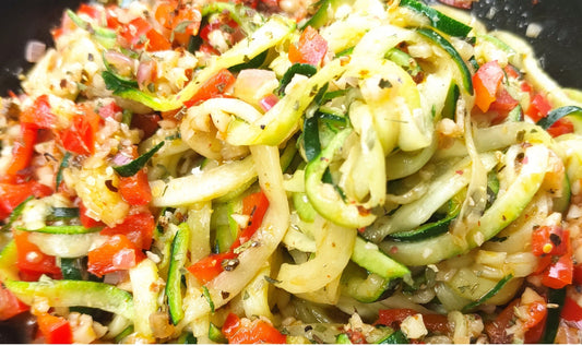 Zucchini-Nudeln mit Pinienkern-Paprika-Dressing