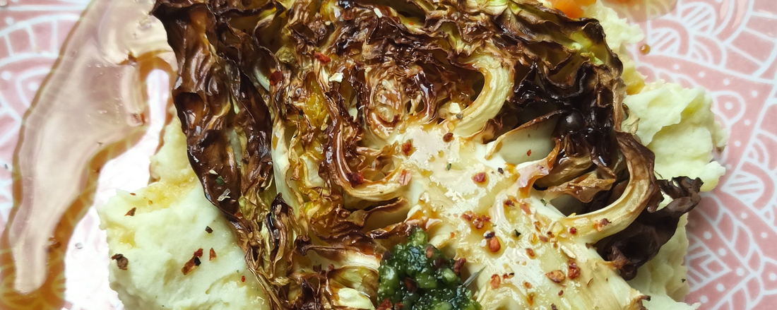 🌱 Vegane Spitzkohlsteaks auf cremigem Kartoffelpüree mit Zedernnusspesto