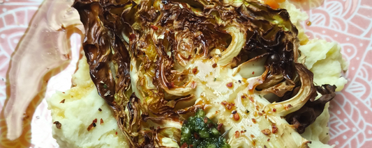 🌱 Vegane Spitzkohlsteaks auf cremigem Kartoffelpüree mit Zedernnusspesto