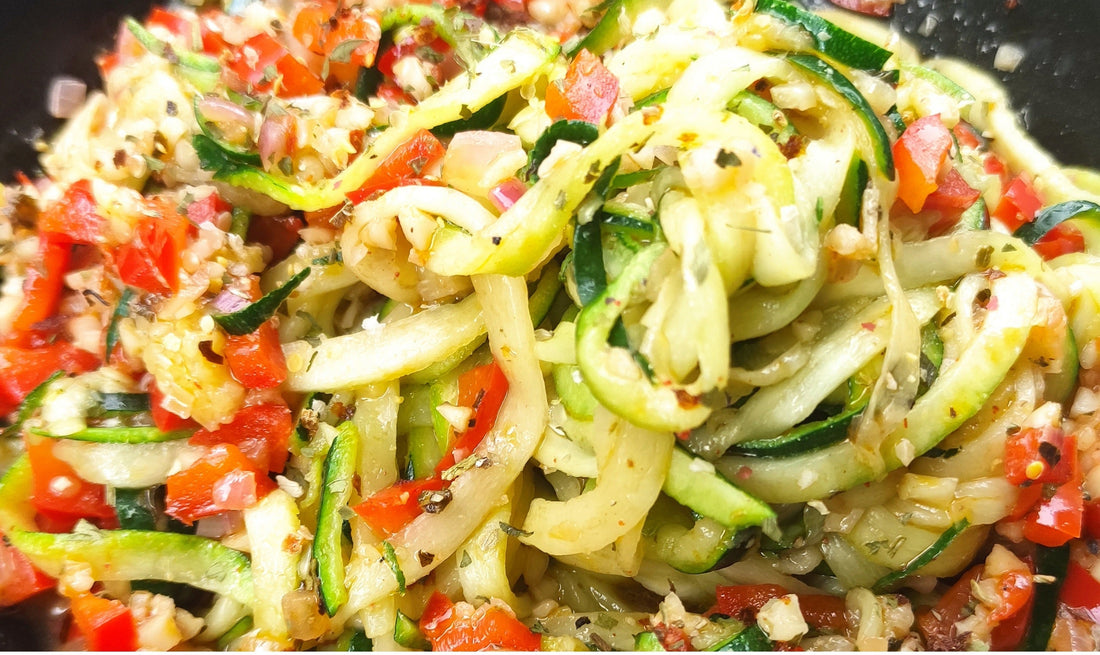 Zucchini-Nudeln mit Pinienkern-Paprika-Dressing